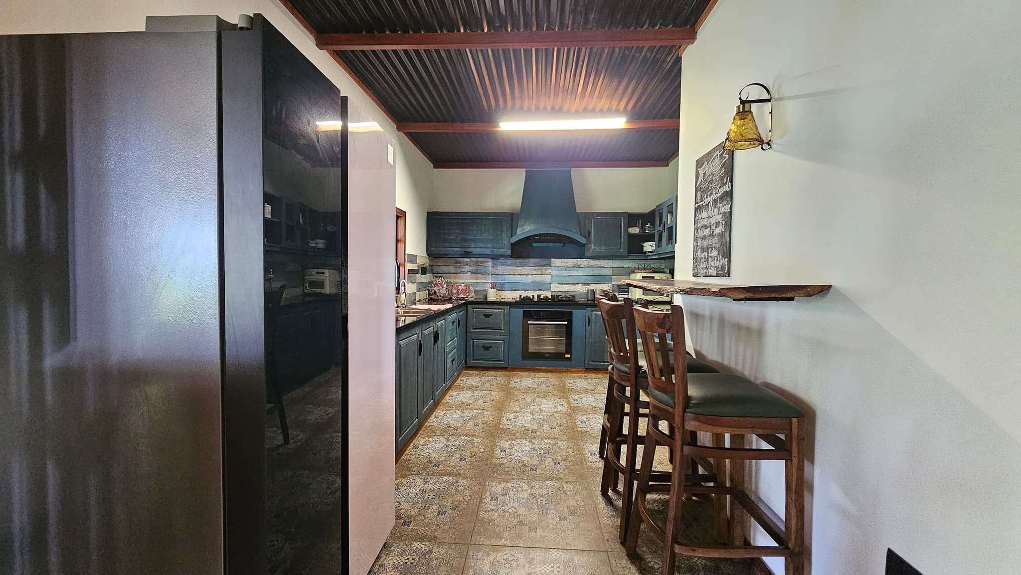 Kitchen & Breakfast Bar